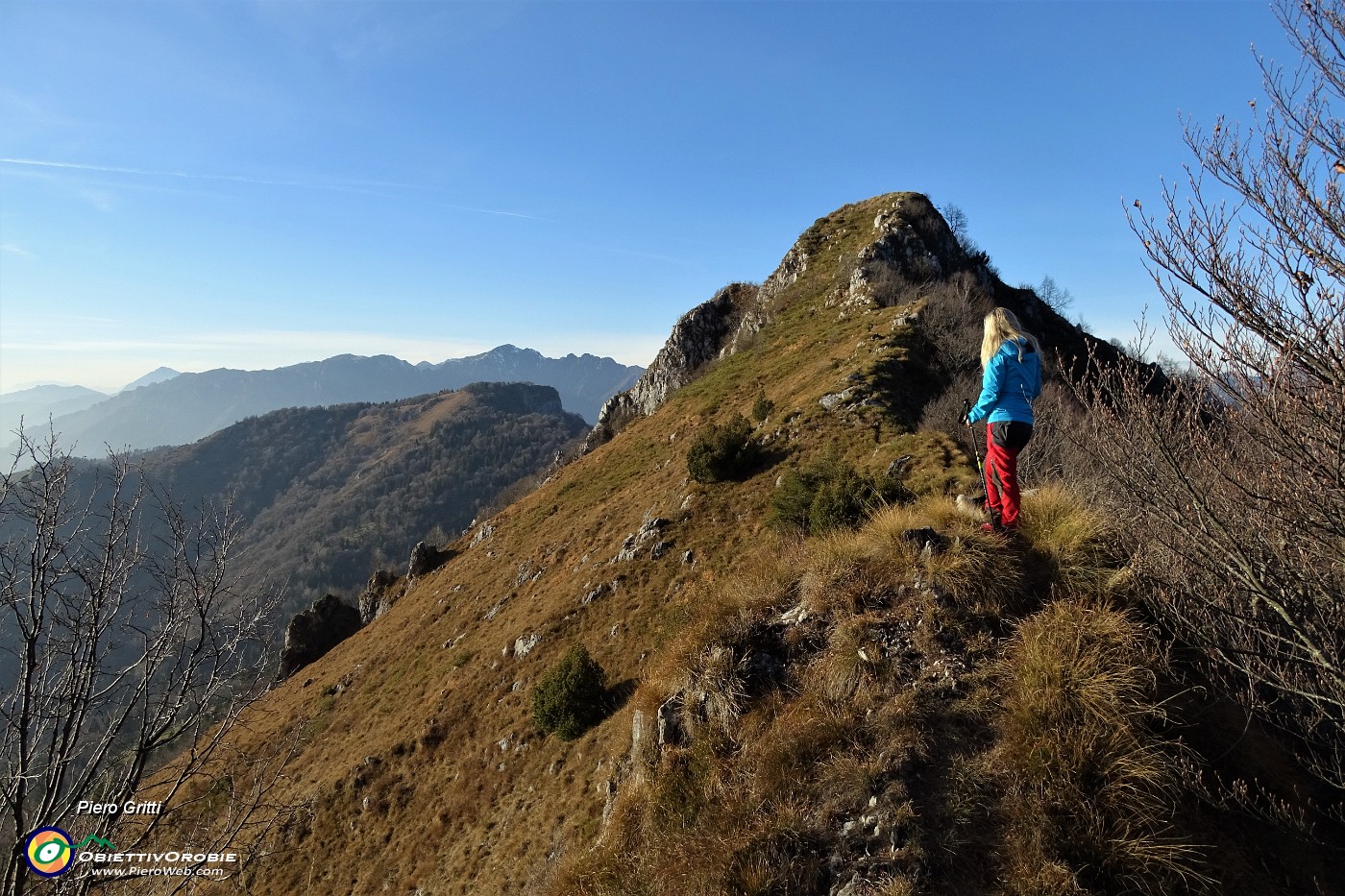 38 La scoscesa impervia erbosa cima del Monte Castello (1474 m).JPG